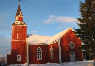 Bilde av Elverhøy kirke i sola med snø på taket